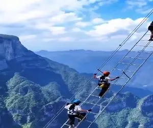 معماری خلاقانه؛ چین نردبون ساخت سرش زمین و تهش آسمون 7ام اینا چه جرئتی دارن میرن بالا