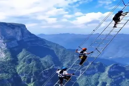 معماری خلاقانه؛ چین نردبون ساخت سرش زمین و تهش آسمون 7ام اینا چه جرئتی دارن میرن بالا