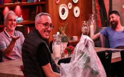 سکانس خندان/ژوله خودشو تیکه میکنه/نیکخواه صبا که ازخواب پا میشم میخونه با لحن شش ساله