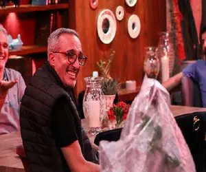 سکانس خندان/ژوله خودشو تیکه میکنه/نیکخواه صبا که ازخواب پا میشم میخونه با لحن شش ساله