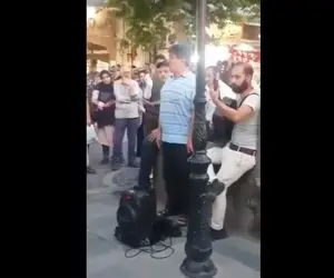 آواز خیابانی؛ ببینید آقای مو جوگندمی چه پر احساس آهنگ محتاج رو میخونه جمعیت رو نگاه