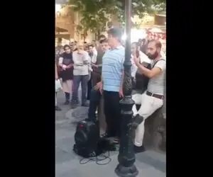 آواز خیابانی؛ ببینید آقای مو جوگندمی چه پر احساس آهنگ محتاج رو میخونه جمعیت رو نگاه