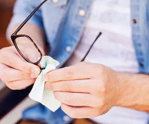 ترفندای تمیز کردن عینک طبی؛ با چند حرکت ساده عینکتو از نو بساز و اونو به شفافی آینه کن