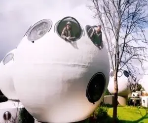 معماری خلاقانه؛ خونه ساختن توپی و معلق تو هوا شکل سفینه فضایی انگار از آسمون آویزونن