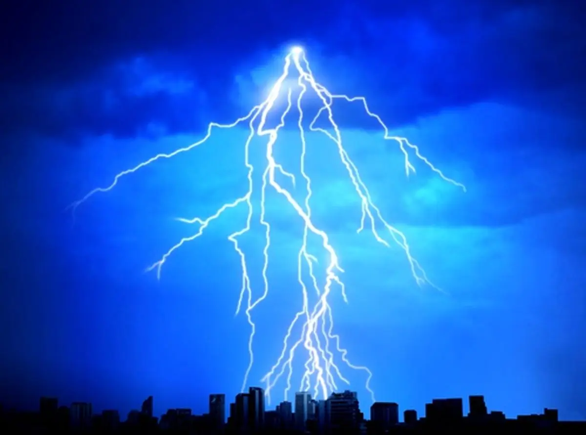 15-4-6-142232Myths-about-Lightning-Strikes
