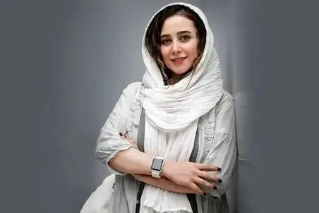 آواز معروفا؛ الناز حبیبی با استایل گنگ تو کنسرت مسعود صادقلو چه دست افشانی میکنه