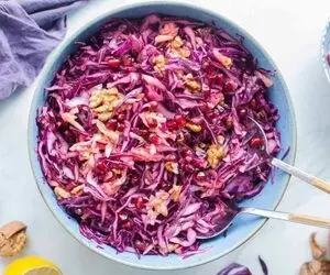 طرز تهیه سالاد کلم و انار ویژه شب یلدا؛ چجوری سالادها رو قالبی دربیاریم؟