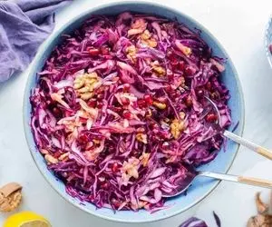 طرز تهیه سالاد کلم و انار ویژه شب یلدا؛ چجوری سالادها رو قالبی دربیاریم؟