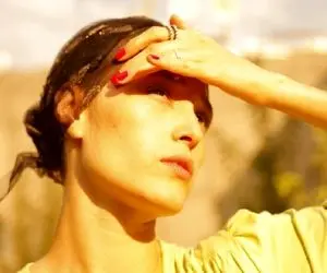 فرشته حسینی با لباس کوتاه در کنار مرد غریبه جنجال به پا کرد!