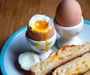 دلت تخم مرغ عسلی میخواد ولی میترسی عین سنگ شه؟ بیا بِگمت چجور از مُخ مُخ عسل بکشی بیرون!