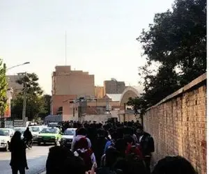 (عکس) صف جنجالی و خبرساز مقابل دانشگاه شریف