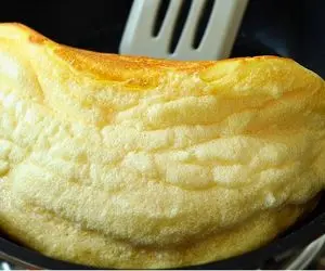 آموزش آشپزی؛ با دو تا تخم مرغ این املت سوفله نرم بپز 