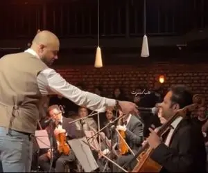 آواز اصیل؛ وسط کنسرت خواننده میکروفن داد به نوازنده تا بخونه لیلای من کو