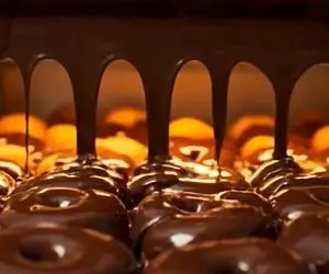 مراحل تماشایی تولید دونات در کارخانه پیشرفته و اتومات آمریکایی؛ آب دهان راه میفته