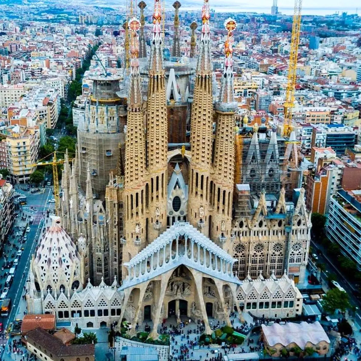 ostovarsazan.com-آنتونی-گائودی-Sagrada-Familia