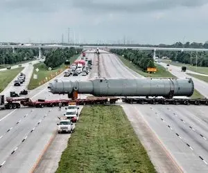جا به جایی های عظیم؛ عبور دادن کشنده برج تقطیر اندازه برج میلاد از اتوبان با تریلی