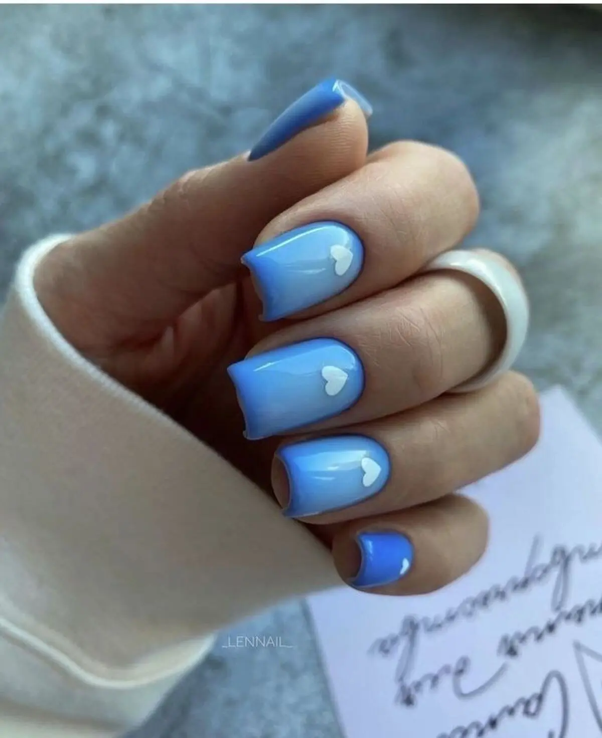 طراحی ژلیش ناخن آبی