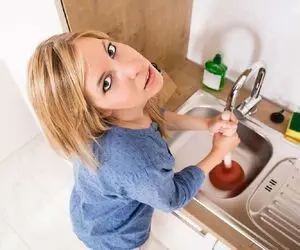 ترفندای خونگی از بین بردن بوی ماهی از سینک؛ اینطوری آشپزخونتُ عین گل خوشبو کن