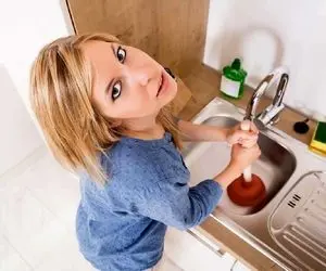 ترفندای خونگی از بین بردن بوی ماهی از سینک؛ اینطوری آشپزخونتُ عین گل خوشبو کن