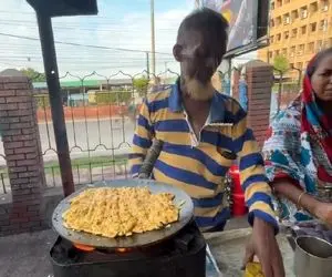 غذا کوچه بازاری؛ پیرمردی در صدمی از ثانیه املت های عجیب و غریب درست میکنه/ مشتریاشوو