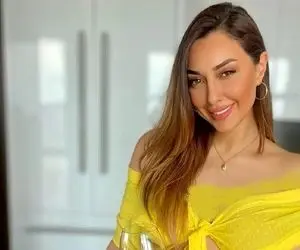 عکس منشوری صدف طاهریان و پوشش عریانی اش با روسری!