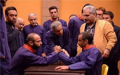 سکانس خندان/سیامک بین اشک و خنده گیر کرده مدیری با قلدرای زندان دورش کرده