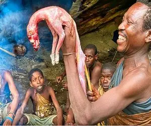 جنگجویان طبیعت؛ بربرهای برهنه بچه میمون نحیف و با نیزه شکار کردن خام خوردن