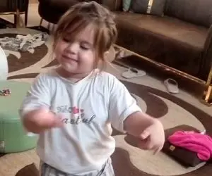 آواز شاد؛ دختر بچه تو فاز خودش فی البداهه چه رقصی میکنه مست خوابه