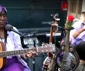 آواز غلغله؛ تا حالا پیرمرد به این باکلاسی ندیدم گیتار، سازدهنی و ترومپت میزنن نفسگیر