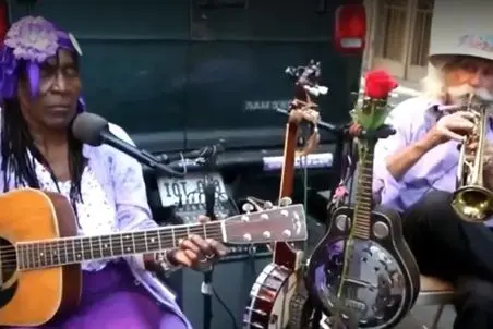 آواز غلغله؛ تا حالا پیرمرد به این باکلاسی ندیدم گیتار، سازدهنی و ترومپت میزنن نفسگیر