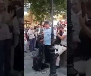 آواز خیابانی؛ این آقا آهنگ امروز که محتاج توام رو تو خیابون از خود ابی بهتر می خونه