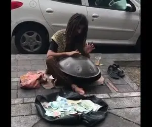 آواز خیابانی؛ ببینید آقاهه که ساز هنگ درام میزنه چه موهای بلند خفن بافته شده ای داره!