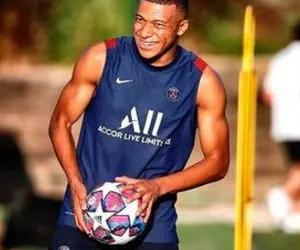 امباپه سبک تمرین کرد