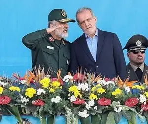 (عکس) حضور پزشکیان بر مزار فرمانده شهید هوافضای سپاه