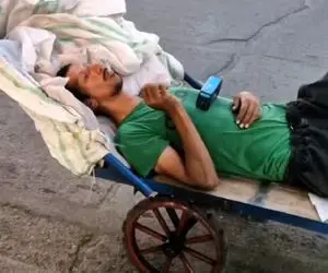 آواز احساسی؛ دوره گرد رو چهارچرخ دراز کشیده و سیگار به دست با آهنگ دلگیرم فاز گرفته