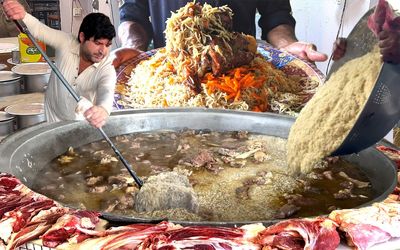غذای خیابانی؛ کابلی پلو هیجان انگیز افغان ها که با کلی گوشت و دورچین جذابش دل میبره