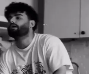 آواز دلکش؛ پسره میاد قهوه درست کنه یهو آوازش میگیره شجریان میخونه استاد میزاره جیبش