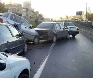 (ویدئو) تصادف زنجیره‌ای دست‌کم ۱۵ خودرو در بزرگراه امام علی تهران