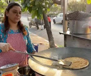 غذای خیابانی؛ ببینید پیتزا من درآوردی این خانم هندی چه خوش بر و رو و خوردنی هست