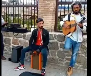 آواز خیابانی؛ ببینید این آقای گیس گندمی و بندش چه موسیقی دلنوازی میزنن!