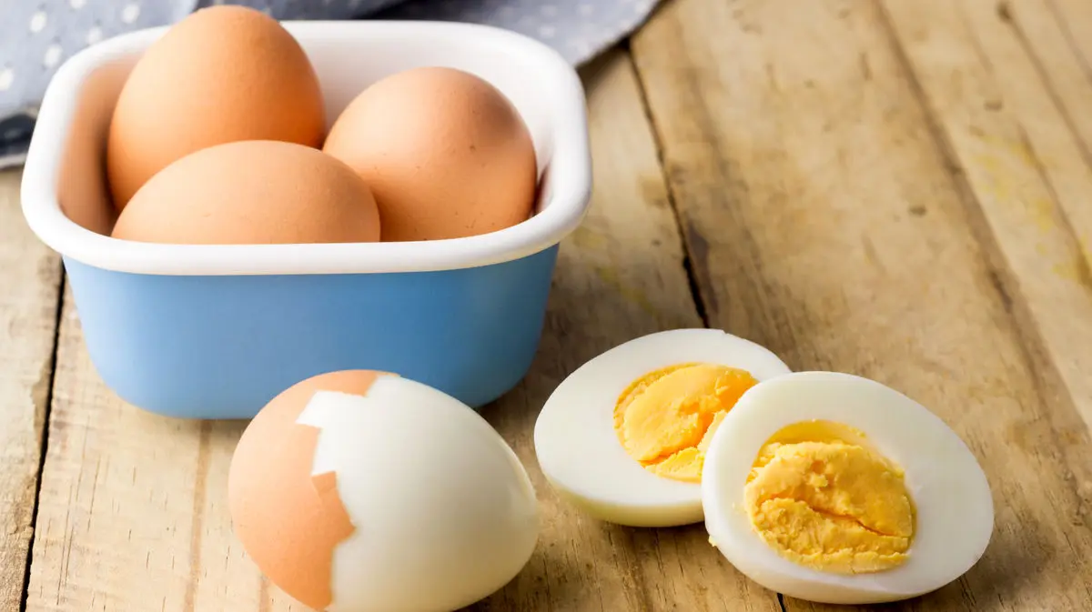 راه جلوگیری از شکستن تخم مرغ آبپز