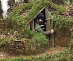 معماری خلاقانه؛ با تیشه و چمن خونه ساخت تو جنگل تا گرازها شرحه شرحه اش نکنن