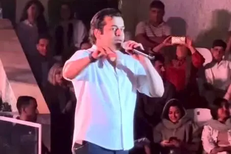 آواز محلی؛ وسط اجرای رضا بهرام یکی با لهجه شیرین یزدی تیکه انداخت خواننده پوکیدا