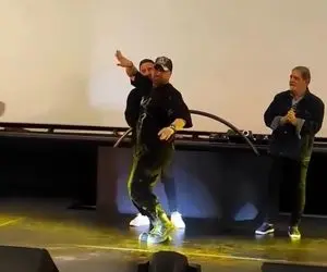 آواز شاد؛ مرده با استایل گَنگ میخوره داش مشتی باشه حرکت میزنه عربی و فارسی مثل میم خ