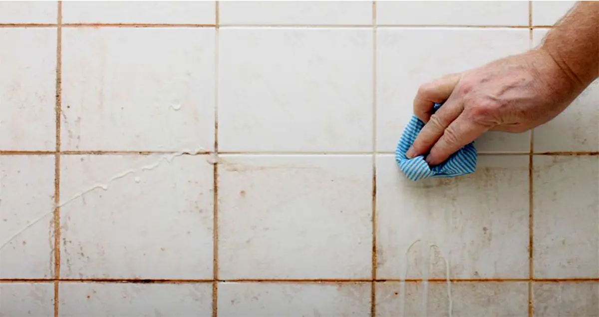 batroom-tiles-cleaning-hacks