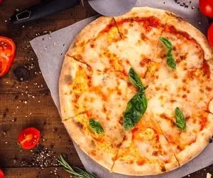 طرز تهیه پیتزا ایتالیایی به روش سنتی و اصیل که با لبااات بازی میکنه!
