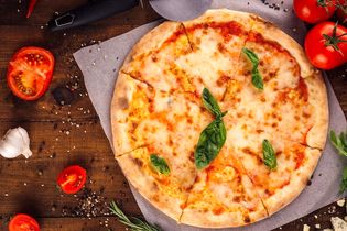 طرز تهیه پیتزا ایتالیایی به روش سنتی و اصیل که با لبااات بازی میکنه!
