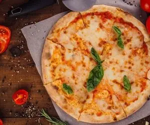 طرز تهیه پیتزا ایتالیایی به روش سنتی و اصیل که با لبااات بازی میکنه!