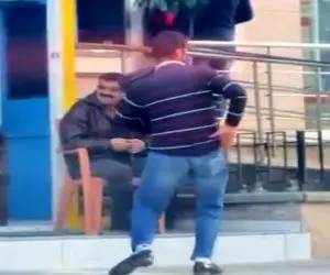 آواز شاد؛ پسره یه باند هم قد خودش برداشته وسط خیابون رقص میده؛ فقط اونی که شاباش داد