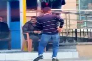 آواز شاد؛ پسره یه باند هم قد خودش برداشته وسط خیابون رقص میده؛ فقط اونی که شاباش داد